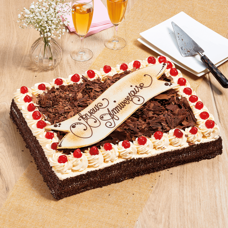 Grande forêt noire personnalisée avec sa plaque d'amande - que la fête commence !