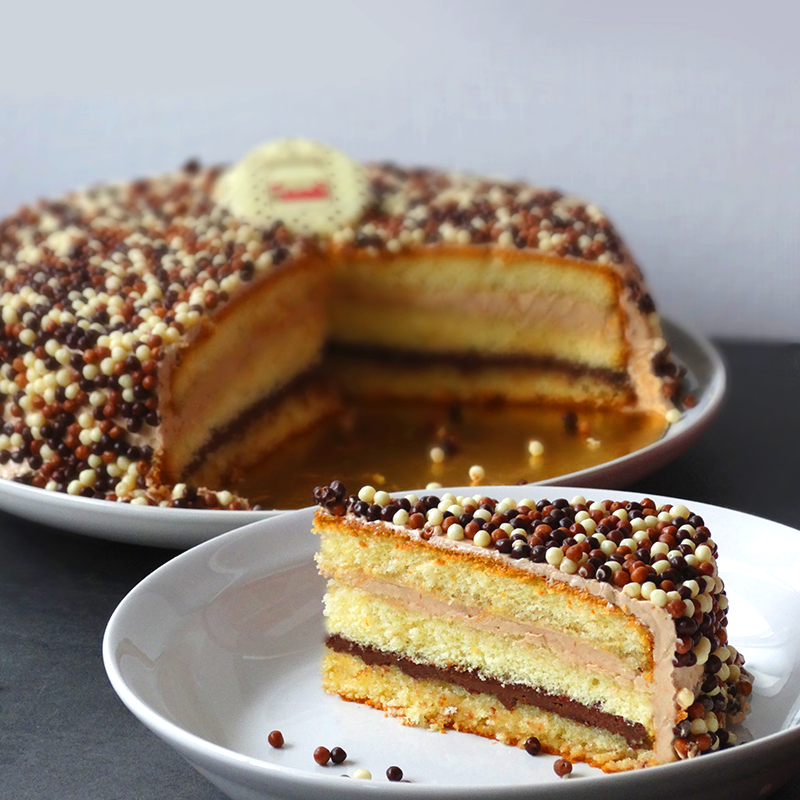 un délicieux layer cake garni de nutella  ! on n'y résiste pas !