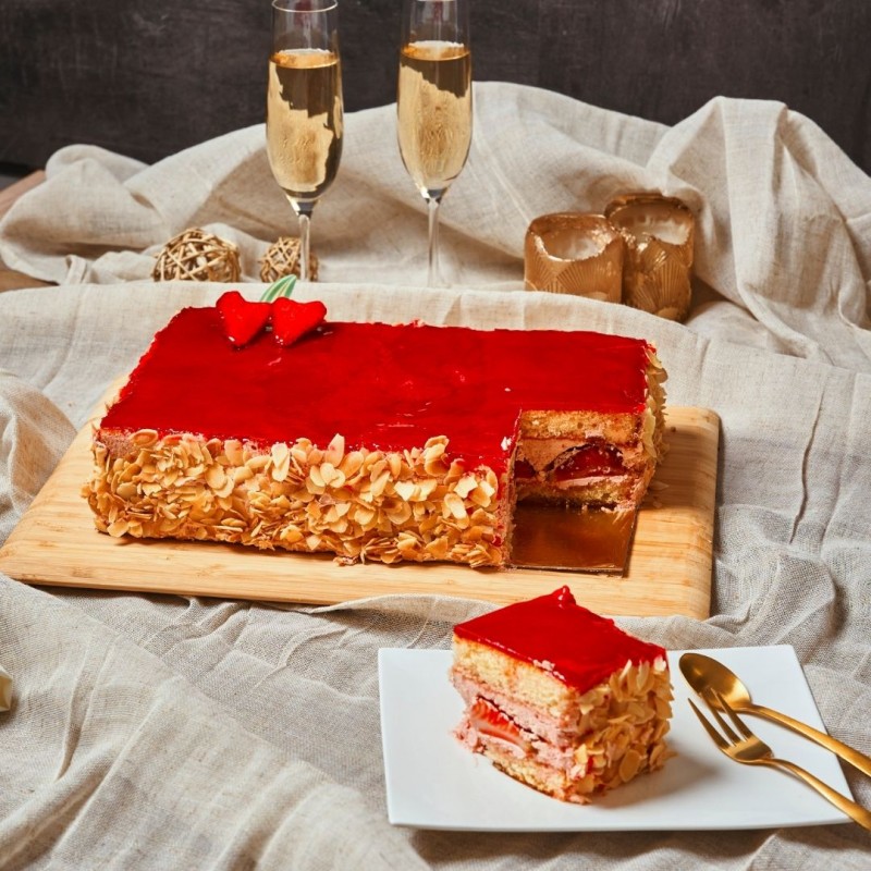 Moka Fraise - Layercake à la crème fraise et morceaux de fraise - Pâtisserie La Romainville Moka Fraise - Layercake à la crème fraise et morceaux de fraise - Pâtisserie La Romainville